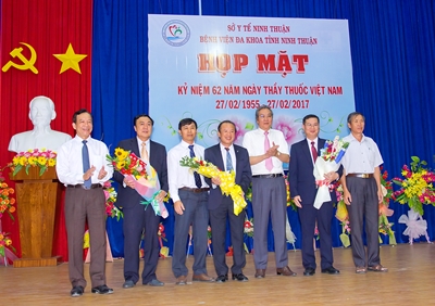 Ông Lê Văn Bình, thay mặt lãnh đạo tỉnh tặng hoa cho Ban Giám Đốc BV
